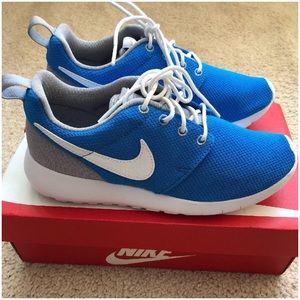 A children’s size 4/ comparable to women’s size 6.